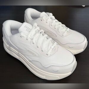 NIB | Brooks Ghost Max L white leather sneakers